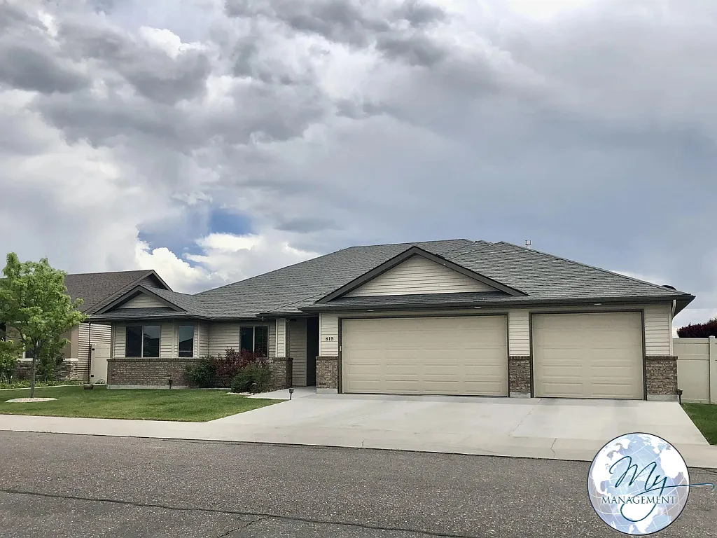 $2100 | 3 bedroom 2 bathroom House w/ Garage | Twin Falls, ID 83301 — Photo 1