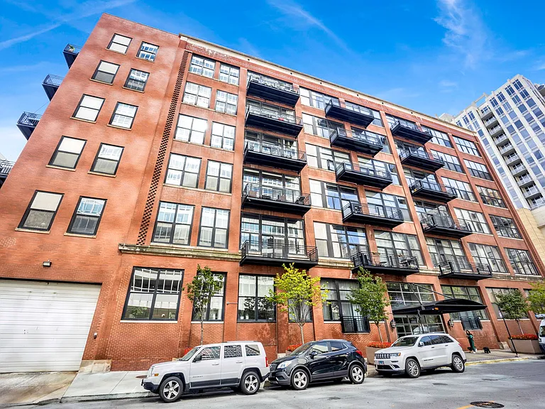 525 W Superior St #322 — Photo 9