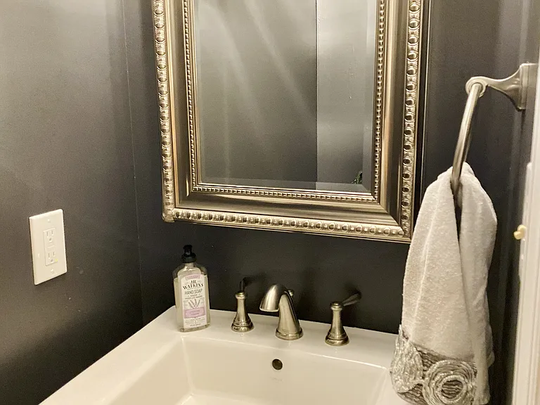 Foyer 1/2 bathroom