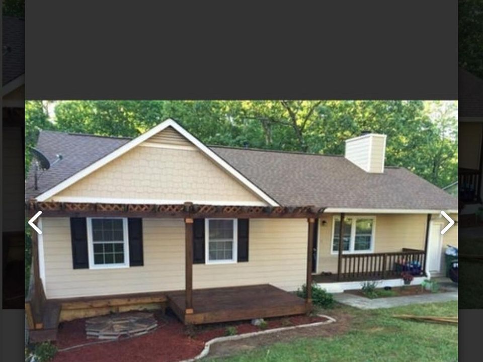 Large front deck with seating are for entertaining 