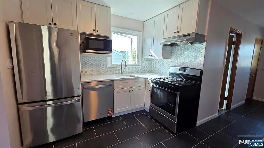 2 bed, 1.0 bath, $2,350 — Photo 2