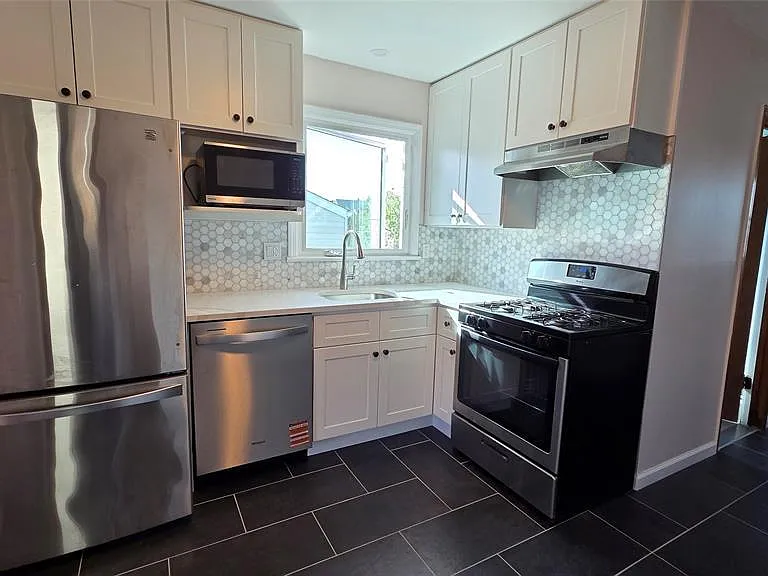 159-161 Tappan St — Photo 2