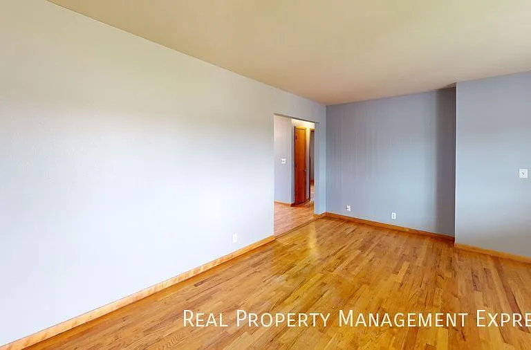 2200 W 39th St — Photo 7