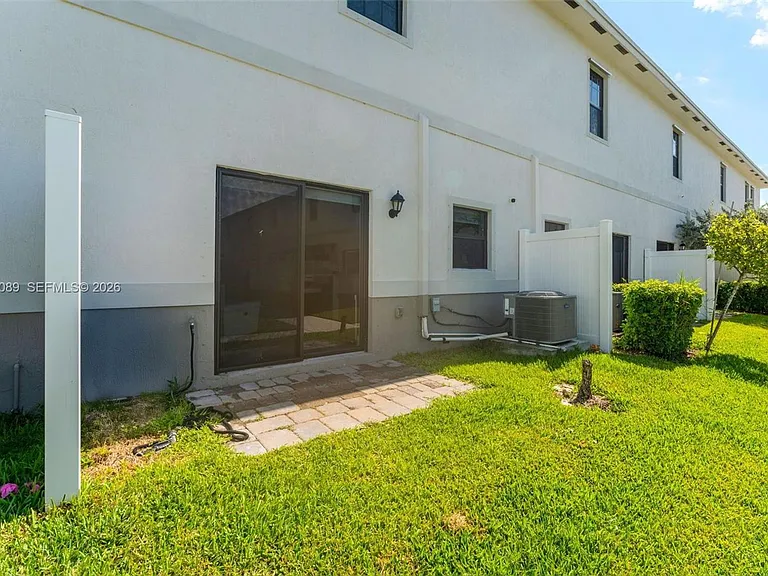 617 SW 11th St — Photo 14