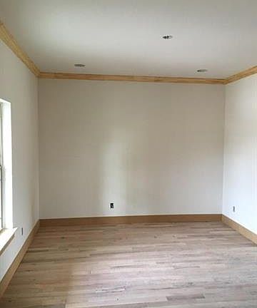 3rd image of 201 Linda Ln