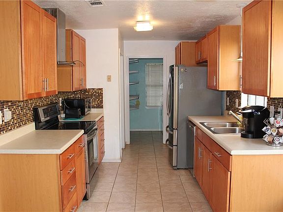 3rd image of 6812 Curry Dr