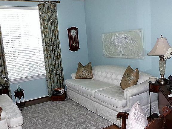 4th image of 9810 Edgewood Manor Ct