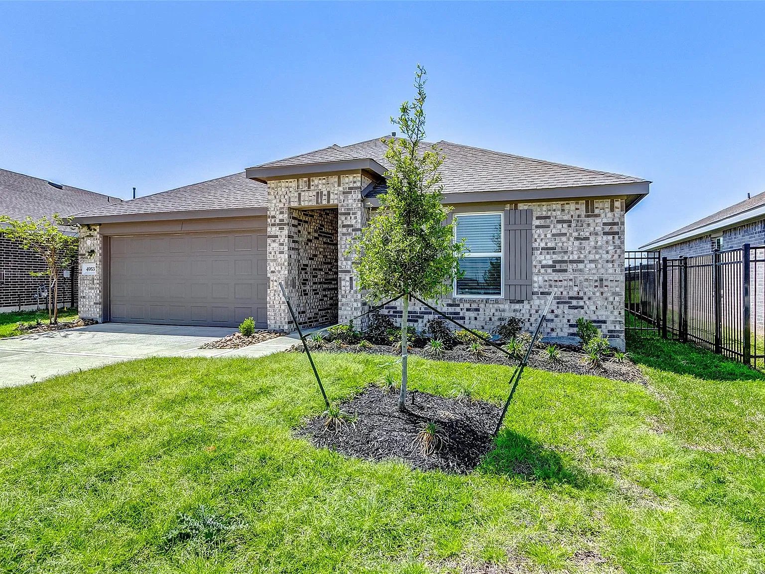 4 bed, 2.0 bath, 1733 sqft, $2,300 — Photo 2