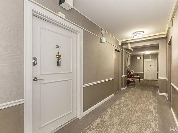 4th image of 900 S Hanley Rd APT 5C