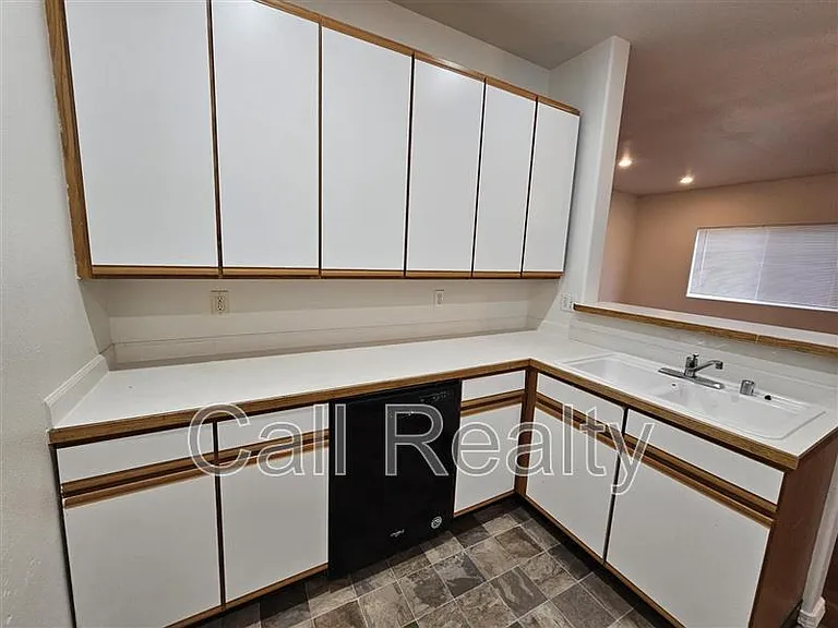 2523 E Desmet Ave — Photo 4