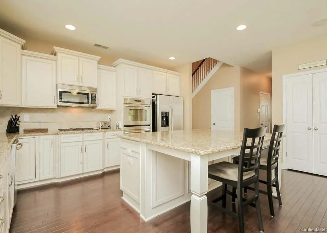 4 bed, 2840 sqft, $2,700 — Photo 2