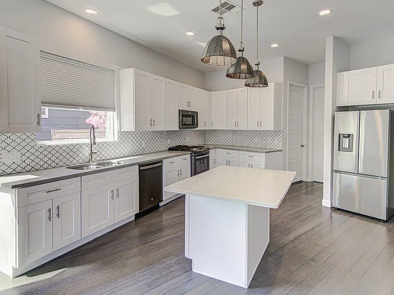 2406 E 16th St — Photo 12