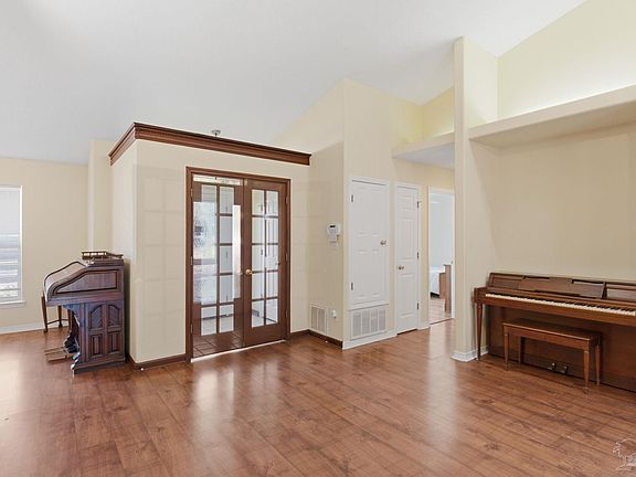 4th image of 811 Shadow Ridge Dr