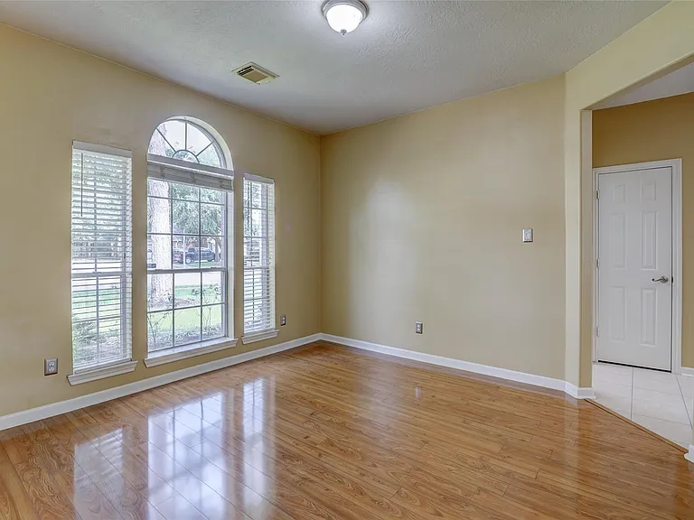 3323 Pioneer Bend Ln — Photo 5