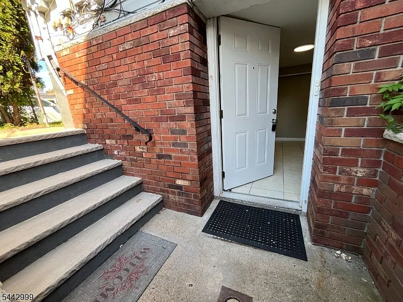 2 bed, $2,000 — Photo 2