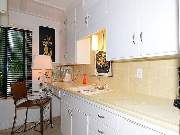 5th image of 405 11th Ave NE
