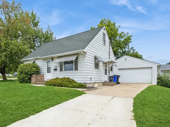1236 Miami Ct NE, Cedar Rapids, IA 52402