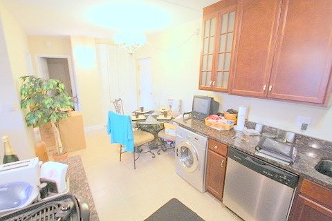 5th image of 580 Lawrence Ave APT 310