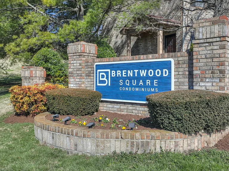 135 Brentwood Sq — Photo 4