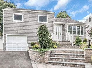 64 Briarwood Ln, Plainview, NY 11803