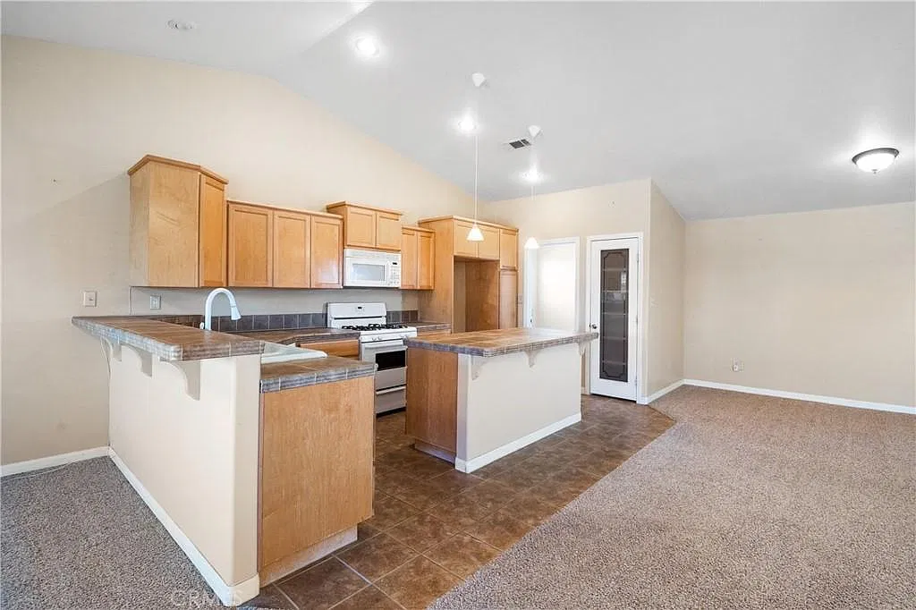 3 bed, 1617 sqft, $2,050 — Photo 4