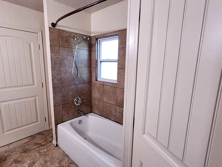 513 N Forest St — Photo 17