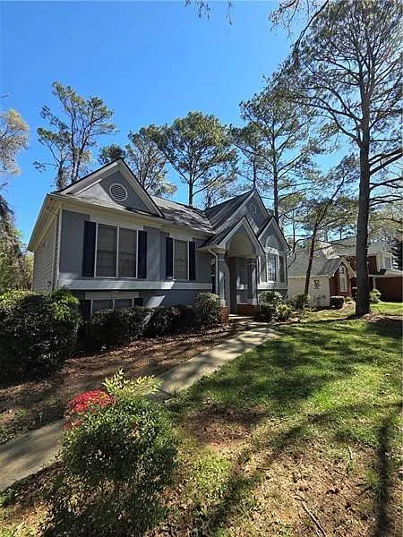 4 bed, 3.0 bath, 2328 sqft, $2,800 — Photo 2