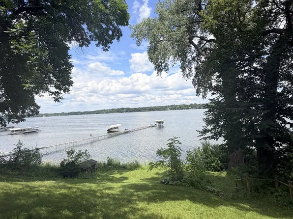 168 Peninsula Rd, Medicine Lake, MN 55441