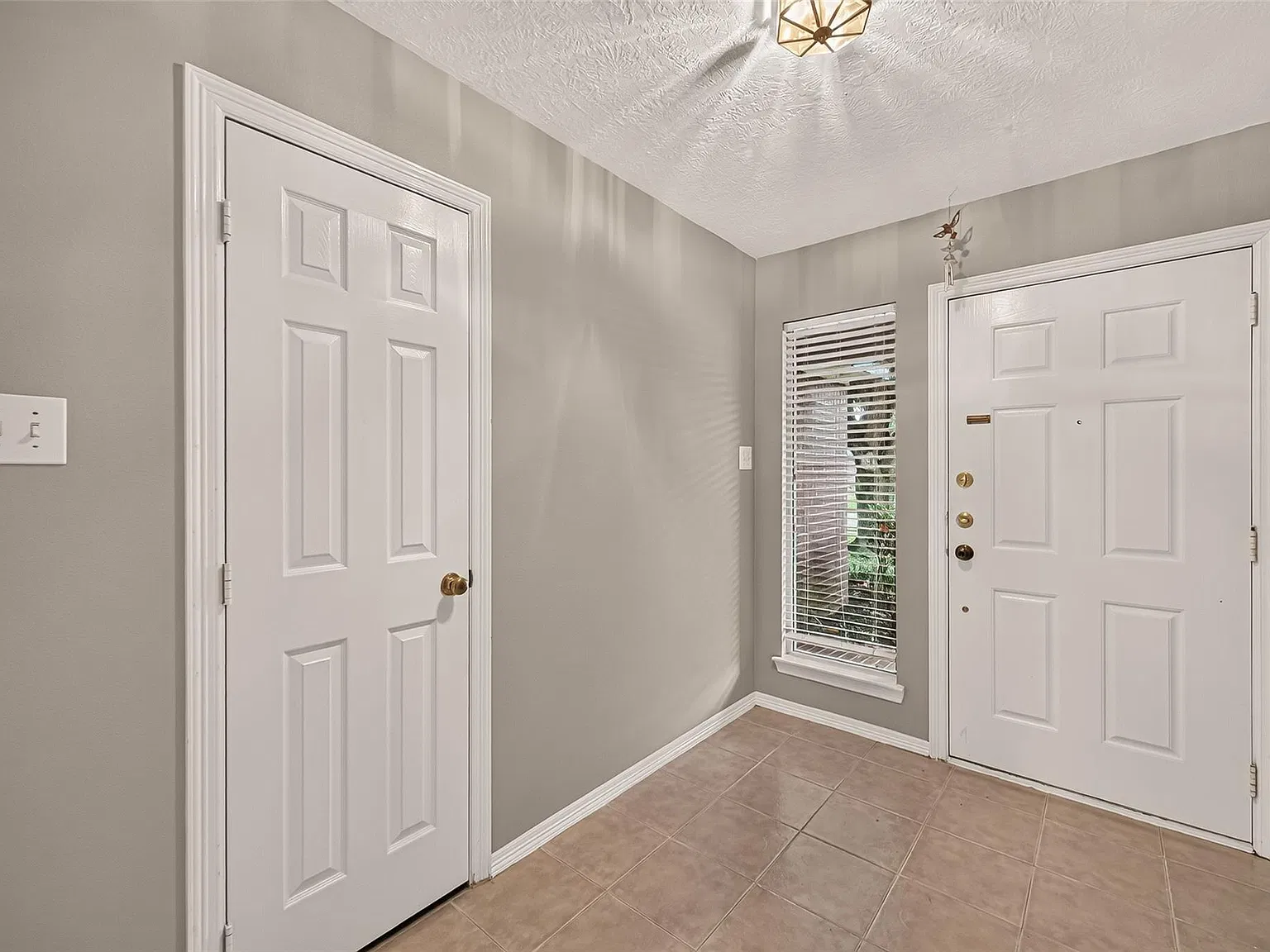 3 bed, 2.0 bath, 1391 sqft, $1,700 — Photo 3