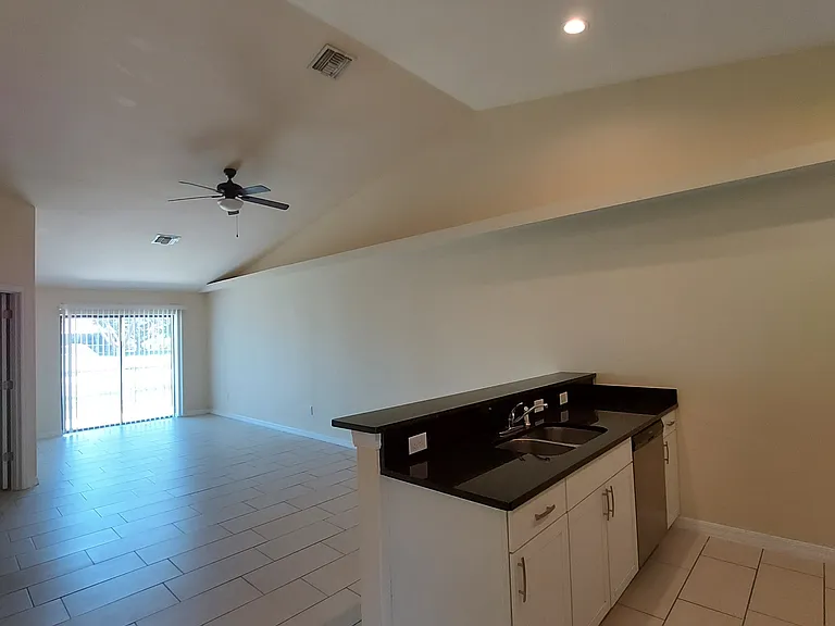 615 SE 7th St — Photo 5