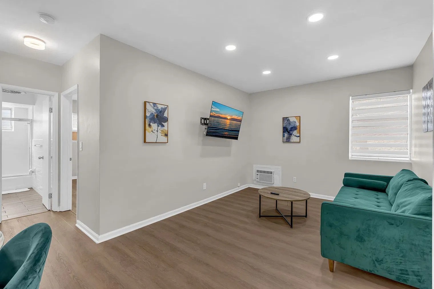 2 bed, 1.0 bath, 990 sqft, $7,174 — Photo 3