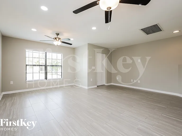 354 Shadow Lakes Dr — Photo 3