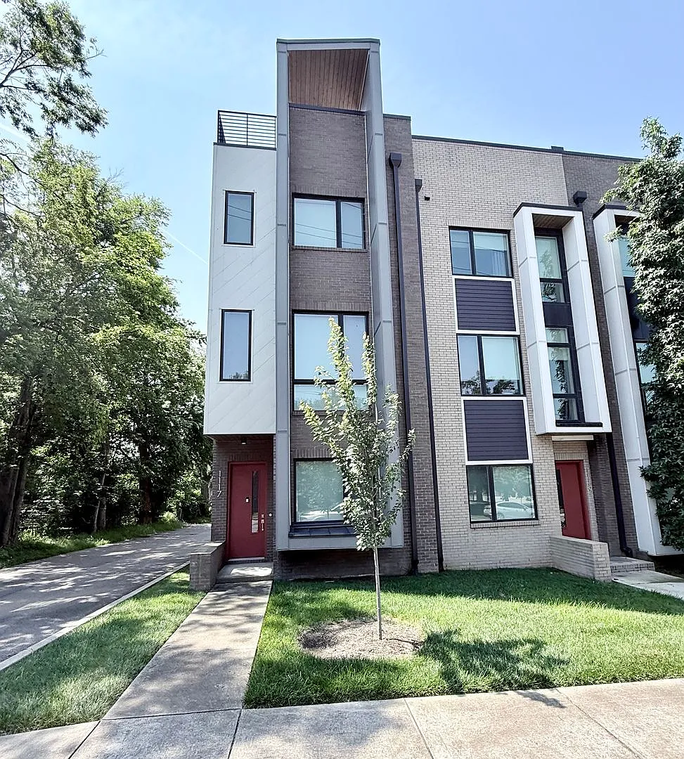 3 bedroom/3.5 baths/ 12th S — Photo 2