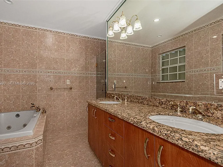 2545 NE 207th St #0 — Photo 5