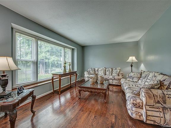 4th image of 3008 Stoneybrook Ave