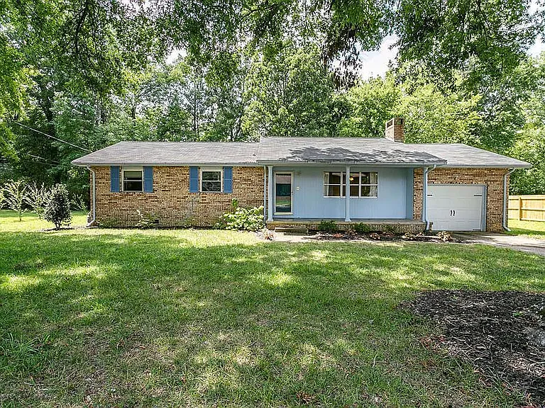 8221 Oxford Dr — Photo 2