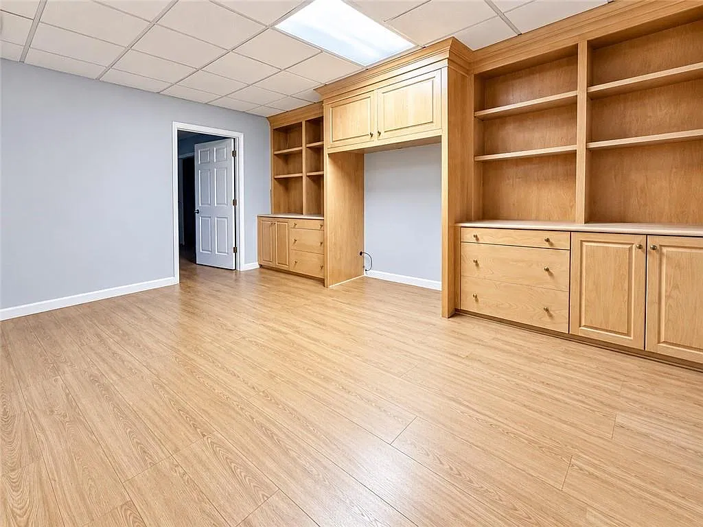 1 bed, 1.0 bath, 3851 sqft, $1,300 — Photo 3