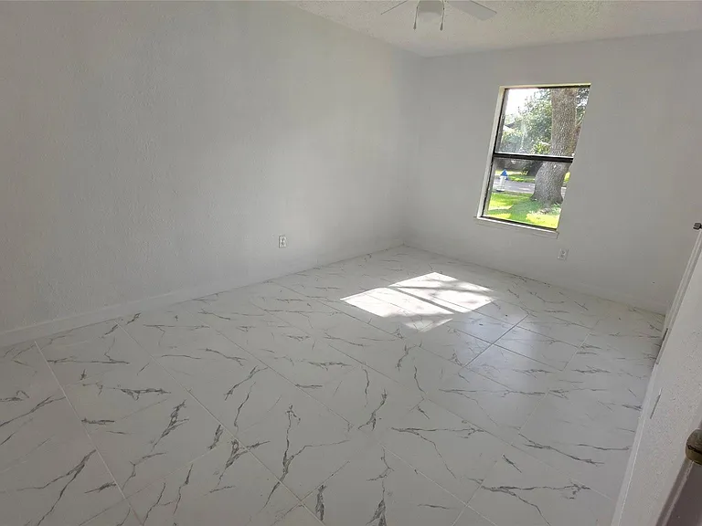 5129 Chateaux Dr — Photo 9