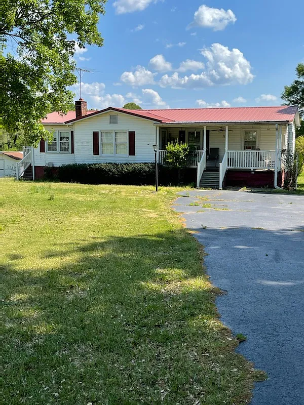 3 bed, 1272 sqft, $1,350 — Photo 1