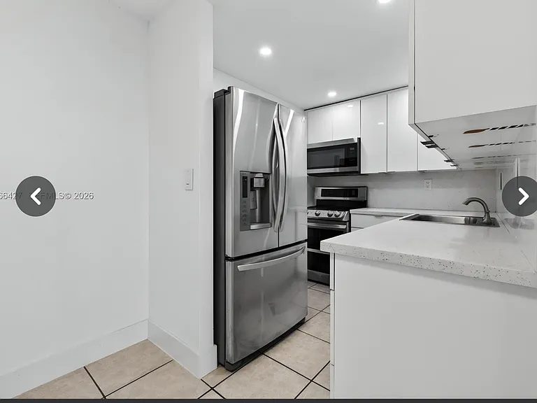 606 W 81st St #302 — Photo 17