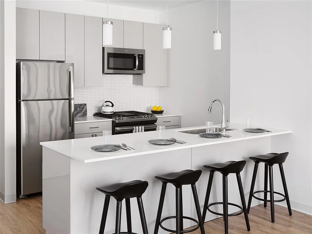 2 bed, 906 sqft, $3,940 — Photo 2