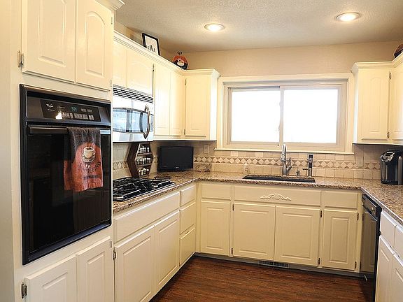 Lower cabinets pull out!