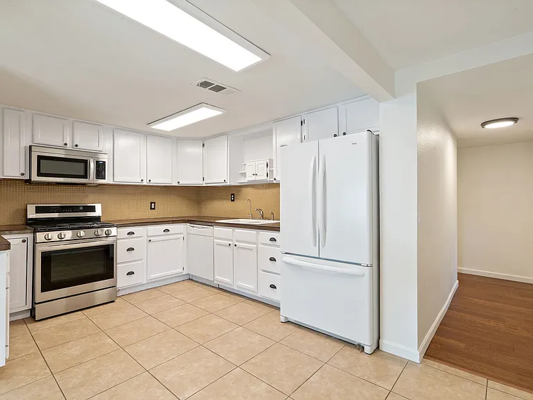 901 E Hearn Rd — Photo 16