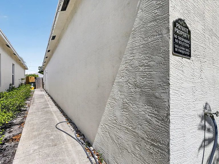 609 N F St — Photo 2
