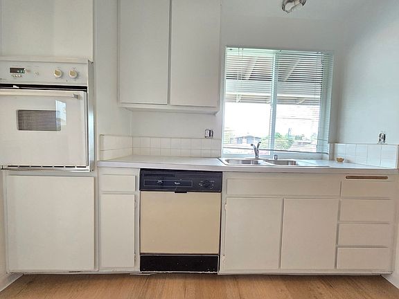 4th image of 915-17 Henderson Ave #1