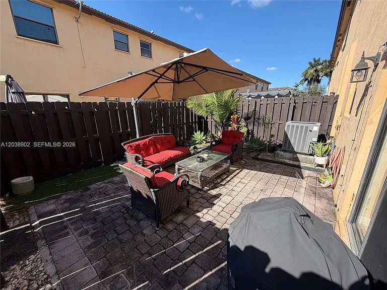 370 NE 37th Pl — Photo 11