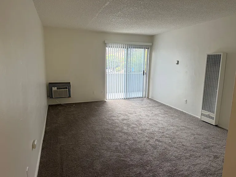 4220 Aragon Dr — Photo 4