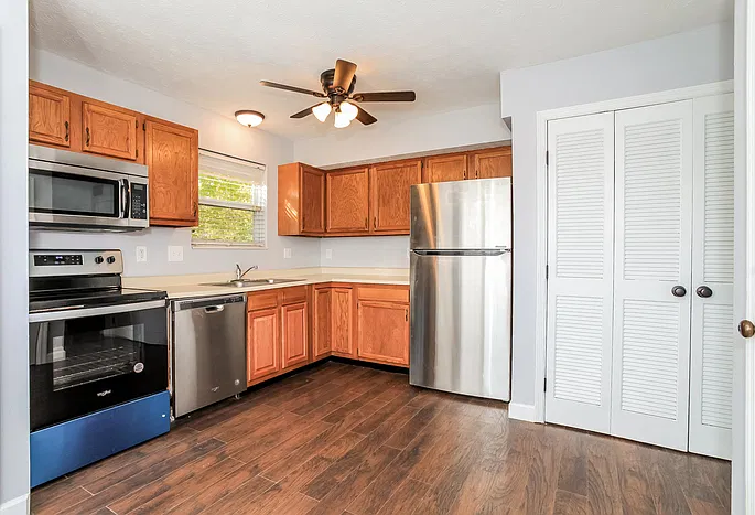 3 bed, 2.5 bath, 1260 sqft, $1,816 — Photo 4