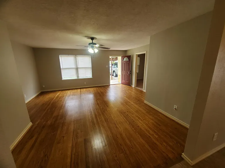 217 Wellington St — Photo 3