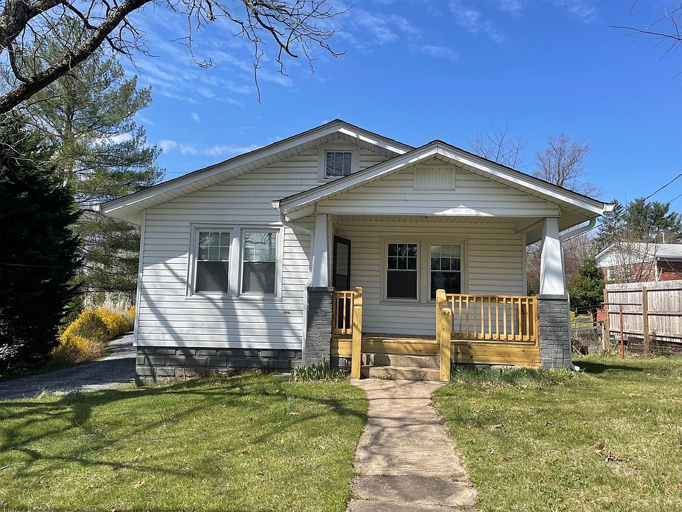 Front yard and brand new front deck